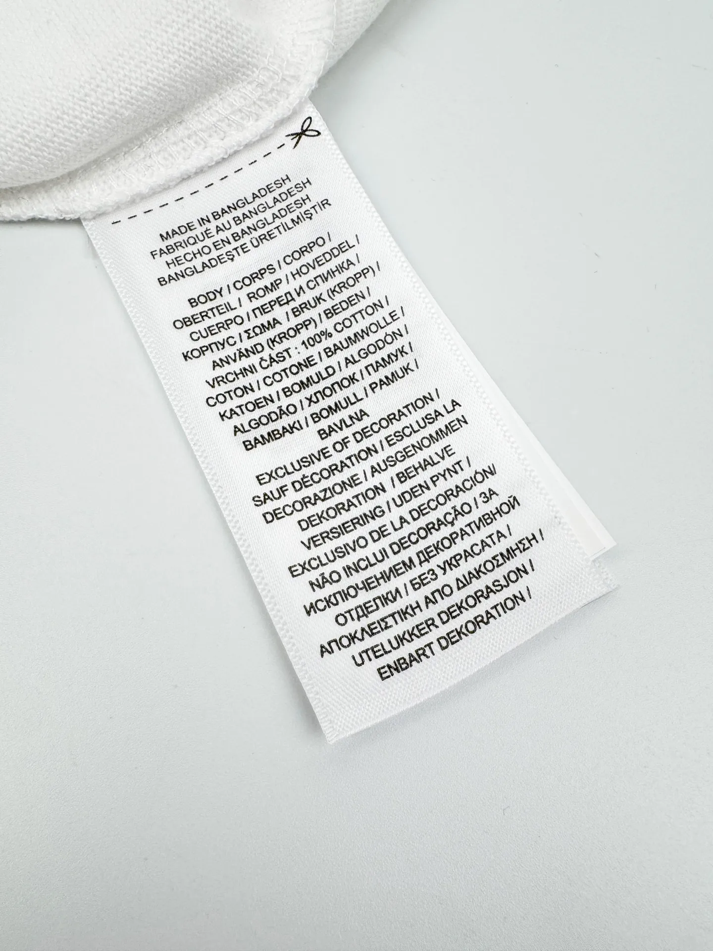 P190 Ralph Lauren logo embroidered short sleeves. Customized cotton and linen soft plain fabric. It feels delicate and comfortable against the skin. It is dressed in pure white and exudes innate elegance. The exquisite indigo pony logo is embellished with it. It is highly recognizable. It brings an atmosphere of freedom and vitality. A symphony of pure and smart colors. It outlines a high-end silhouette with extreme simplicity. It becomes the smart focus of the vision and demonstrates taste in silence. Craftsmanship 1: Adopting imported machine embroidery technology and using advanced computer control systems and precision mechanical components to achieve the iconic pony embroidery operation with high precision and smooth and delicate lines. Process 2: The fabrics are washed and have a better hand feel. Not easy to deform, not easy to shrink, not easy to fade, and maintain long-term beauty. Accessories: Customized 1:1 Ralph Lauren trademark. Version: Fitted version. Size: S M L XL. Style number: CC933.